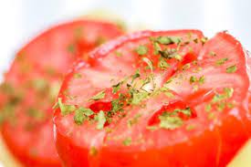TOMATE PARTIDO CON ORÉGANO